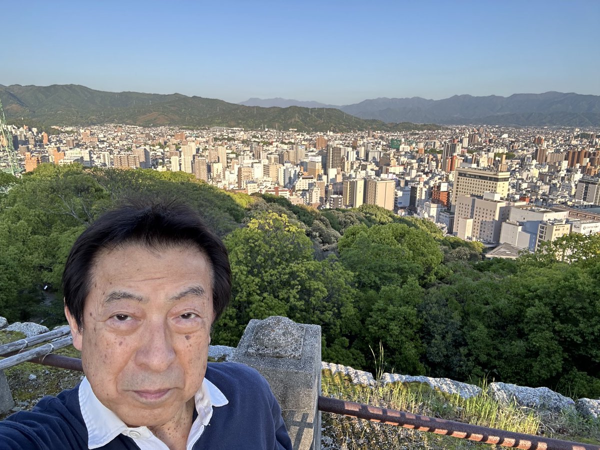 快晴の夕刻の松山城山から見渡す道後平野。左奥には道後温泉、西南方向には石手川や重信川が流れる豊かな地。さらに魅力ある街を目指すべし。