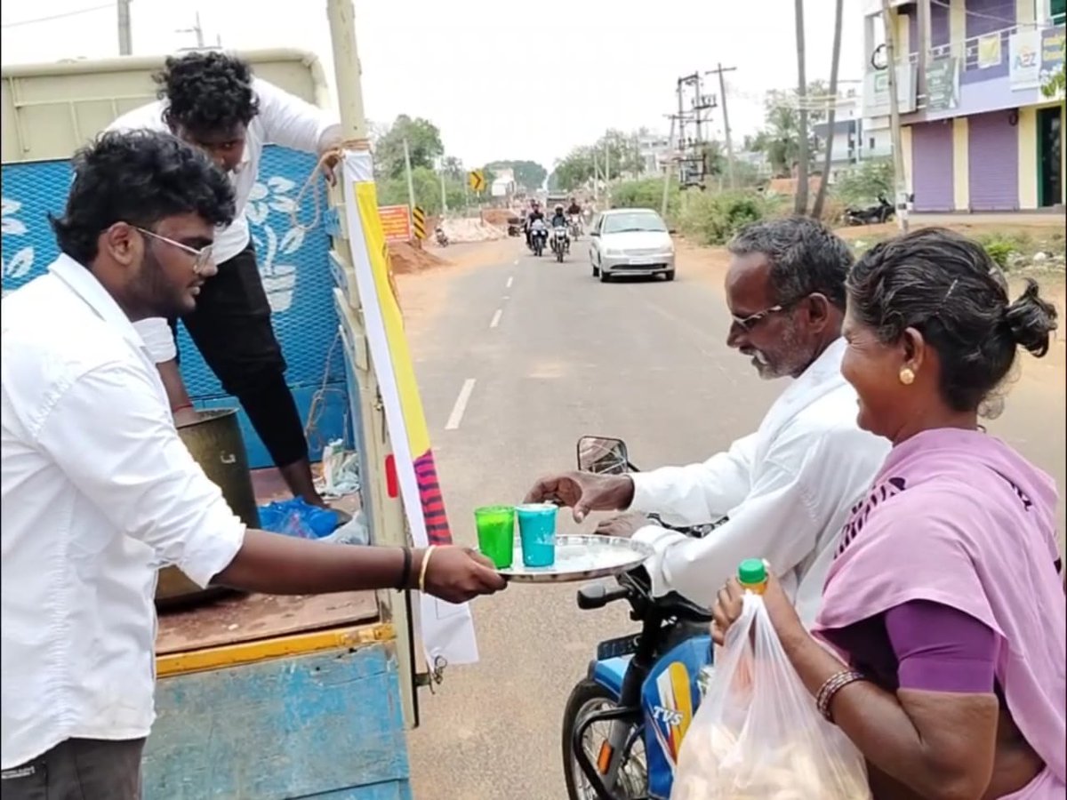 Sivakarthikeyan Narpani Iyakkam (@skniofficial) on Twitter photo கோடை வெயிலில் பொதுமக்களின் தாகத்தைத் தணிக்க, சிவகங்கை மாவட்டம், மானாமதுரை பகுதி சிவகார்த்திகேயன் நற்பணி இயக்கம் சார்பில் நீர்மோர் பழங்கள் வழங்கப்பட்டது.
#SK <a href="/Siva_Kartikeyan/">Sivakarthikeyan</a> #SKNI #SivagangaSKFC கோடை வெயிலில் பொதுமக்களின் தாகத்தைத் தணிக்க, சிவகங்கை மாவட்டம், மானாமதுரை பகுதி சிவகார்த்திகேயன் நற்பணி இயக்கம் சார்பில் நீர்மோர் பழங்கள் வழங்கப்பட்டது.
#SK <a href="/Siva_Kartikeyan/">Sivakarthikeyan</a> #SKNI #SivagangaSKFC