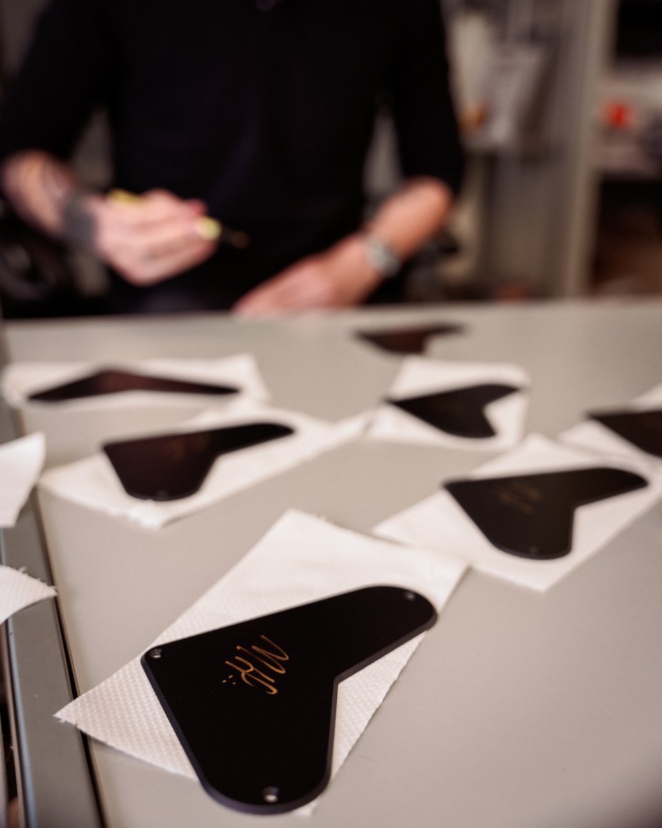 PiersPRSGuitars's tweet photo. We had the pleasure of welcoming Mark Holcomb to sign some very special back plates for his incredible SE model! Keep an eye out at your local PRS dealer — you might just spot one! 👀 @MarkPeriphery #PRSguitars #MarkHolcomb
https://t.co/r1gZPkTr1K https://t.co/9tAREutlSU
