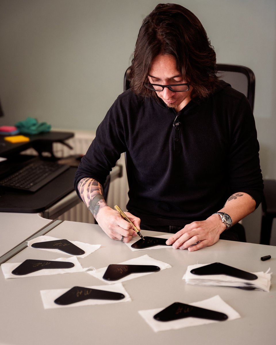 PiersPRSGuitars's tweet photo. We had the pleasure of welcoming Mark Holcomb to sign some very special back plates for his incredible SE model! Keep an eye out at your local PRS dealer — you might just spot one! 👀 @MarkPeriphery #PRSguitars #MarkHolcomb
https://t.co/r1gZPkTr1K https://t.co/9tAREutlSU