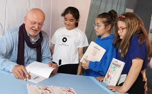 SinavAhmet's tweet photo. Bugün Yunus Emre İlköğretim okulundaydık. Yine geleceğimizin büyükleri ile bilimden, sanattan konuştuk. Bilgiyi, sanatı “öğretmeye değil sevdirmeye ve meraklandırmaya” çalıştık. Çok eğlendik. 
Organizasyonu gerçekleştiren müdür yardımcımız Arzu Çakır ve Mavi Çınar’a minnettarız. https://t.co/4zBmWPpxIy