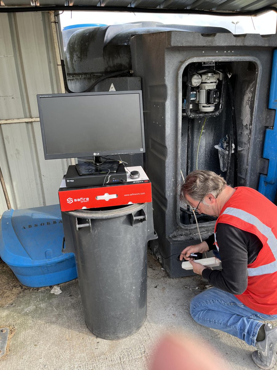 PointInformatiq's tweet image. On installe un bureau de fortune pour faire le réglage de caméras. Merci à l’inventeur des poubelles c’est bien pratique. 
Chez point technologies on s’adapte à toutes les situations point-tech.fr