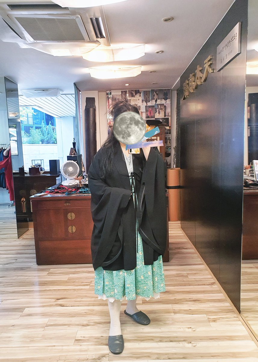 천의무봉 쇼룸을 갔다온지 일주일만에야 남겨보는 후기

장나래 기본기장과 짧은기장 중에서 뭘로 해야하지 고민하다 간거였는데 그날도 그렇고 지금 사진을 봐도 취향은 기본기장이다

짧은게 소매에 손을 빼기는 더쉽긴했지만
케이프 왜 입냐구요 편하려고 입는거면 추리닝입겠지