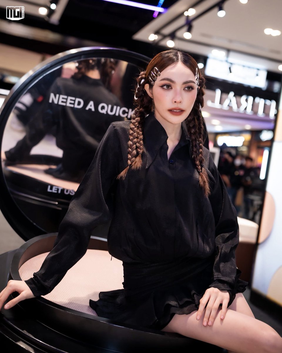 Englothome's tweet image. ออร่าความสวยและความปัง 🖤✨

CL X NEW MAC STUDIO FIX 
#MACxCharlotteAustin 
#FIXผิวใหม่ให้MACเสิร์ฟ #MACSTUDIOFIX 
#ชาล็อตออสติน 
@itscharlotty 
@MACCosmeticsTH 
@MACcosmetics