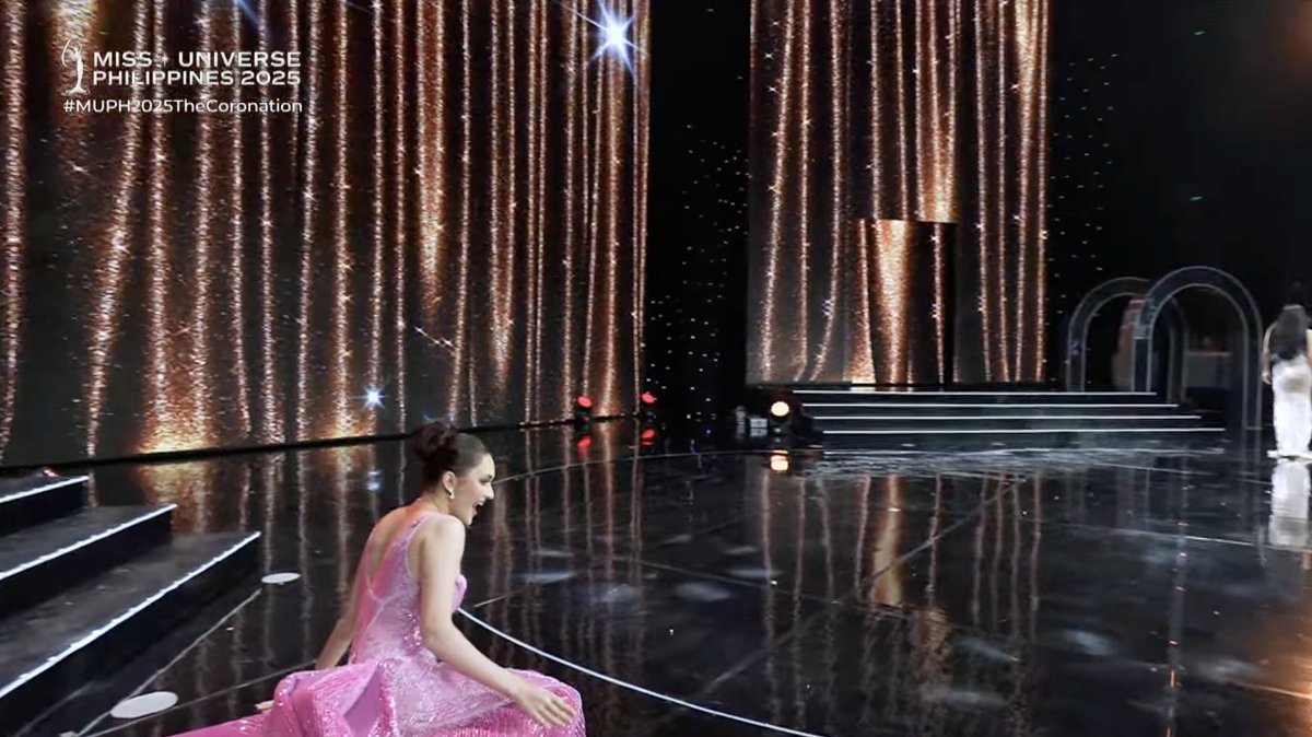 PhilippineStar's tweet photo. AND THAT'S ✨ COMPOSURE ✨ 

Showing true poise under pressure, Miss Quezon Province Ahtisa Manalo gracefully recovered from a fall during the Miss Universe Philippines 2025 evening gown competition on Friday. #MUPH2025TheCoronation (Screenshots/Empire PH) https://t.co/M0OnmIlYLu
