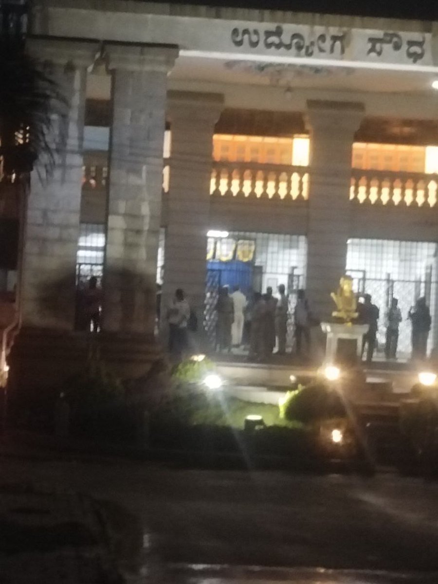ITSJAMES_007's tweet photo. Over 100 KAS aspirants are waiting infront of KPSC to recieve Hall ticket for tomorrows exam. 

It's raining heavily. 

Shame on KPSC and Government to treat the youth like this. 

@secretarykpsc @siddaramaiah https://t.co/rt4lcQEO8Z