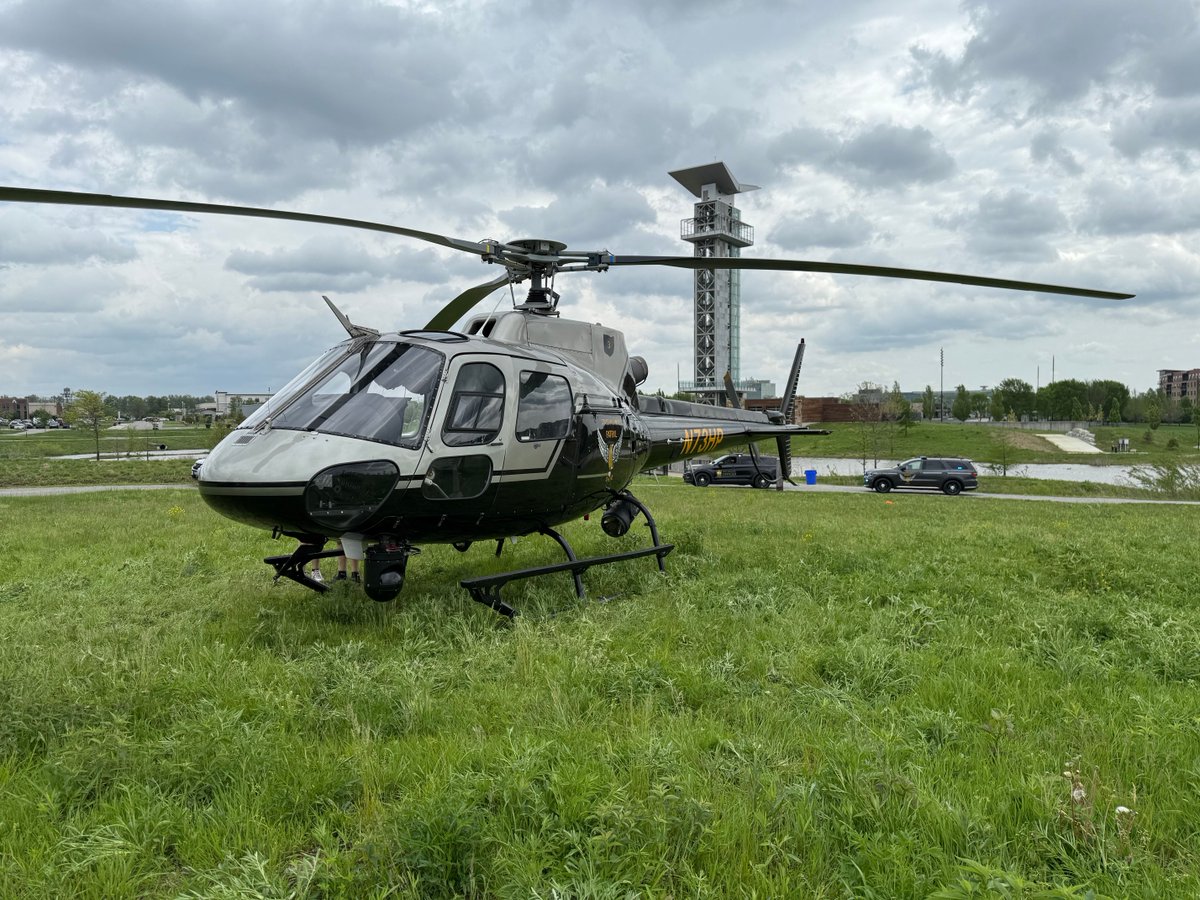 BlueAshPD's tweet image. It was great to have @OSHP visit @summitblueash with their Adopt-a-Class event!  Special thanks to @MadTreeBrewing for the pizza!