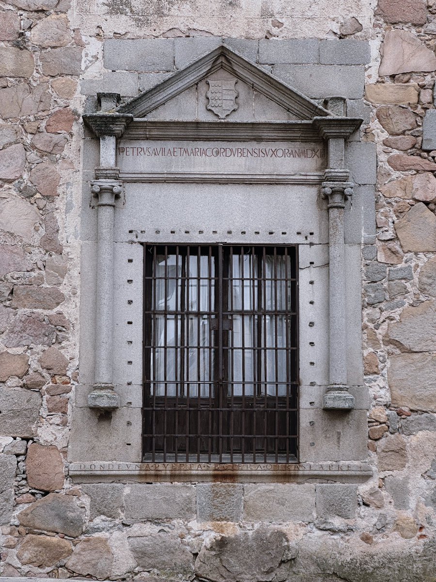 Creo que nunca os he contado la curiosa historia de esta ventana de Ávila en la que reza «donde una puerta se cierra otra se abre»