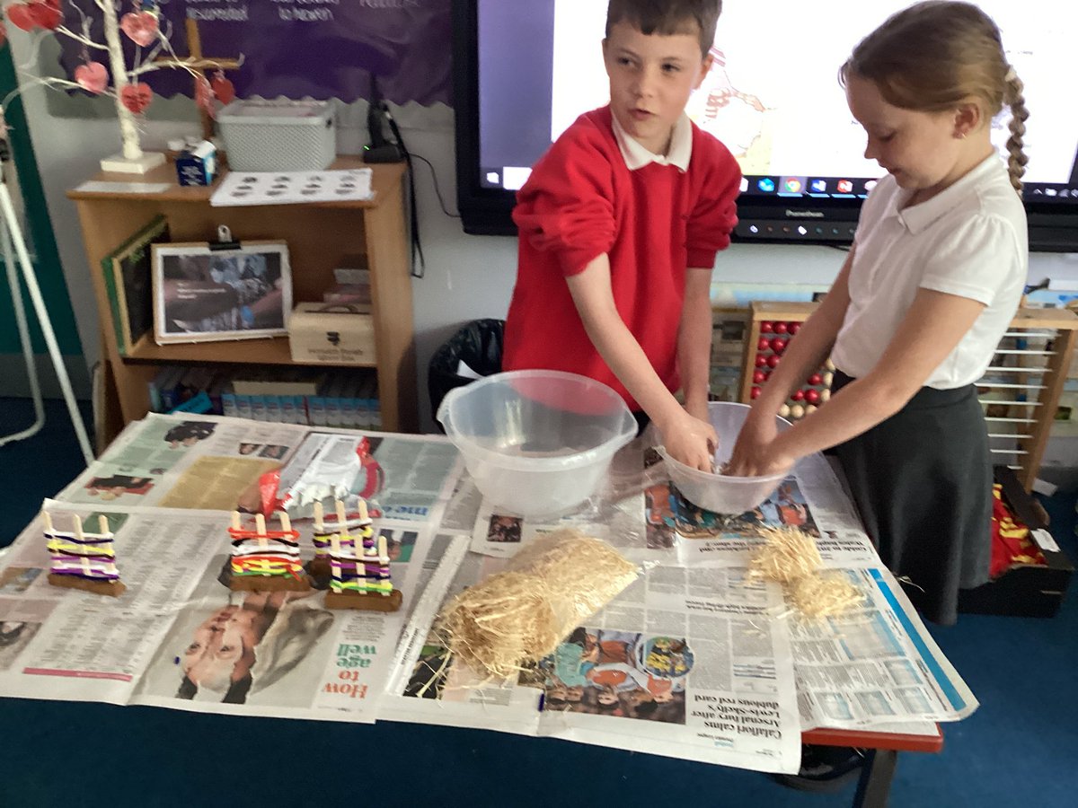 HorwichParishCE's tweet image. In our history lesson today, 2/3B have been making their own Anglo Saxon walls out of ‘wattle’ (pipe cleaners and lollipop sticks) and ‘daub’ (clay and straw)
#hp2
#hp3