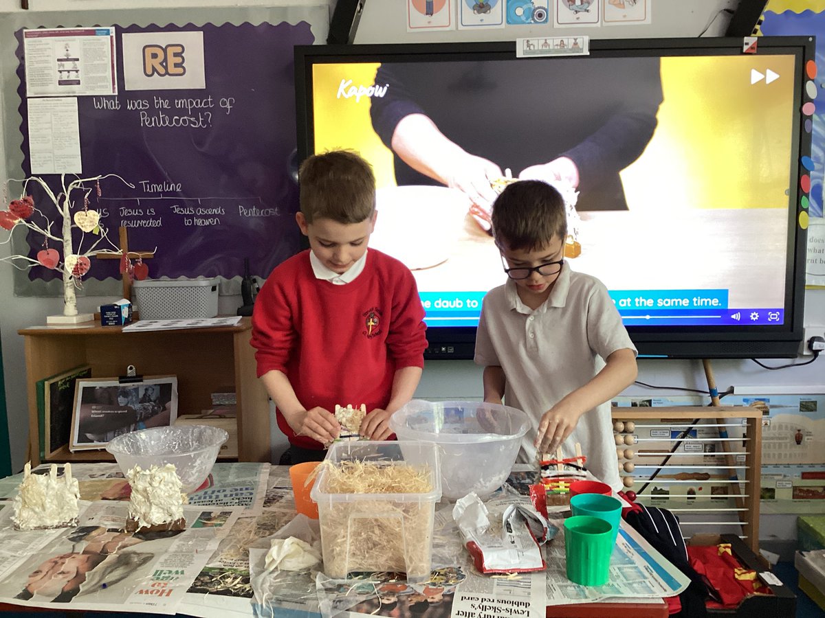 HorwichParishCE's tweet image. In our history lesson today, 2/3B have been making their own Anglo Saxon walls out of ‘wattle’ (pipe cleaners and lollipop sticks) and ‘daub’ (clay and straw)
#hp2
#hp3