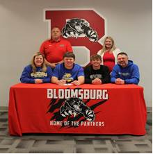 BloomAthletics's tweet photo. LOGAN TRAUGH
FOOTBALL
MISERICORDIA UNIVERSITY

Front Row:       Lauren Traugh, Logan Traugh, Ryan Traugh, Brent Traugh

Back row:          Head Coach/AD Mike Kogut, Dr. Andrea Landis, Principal https://t.co/BtwxfOSVks