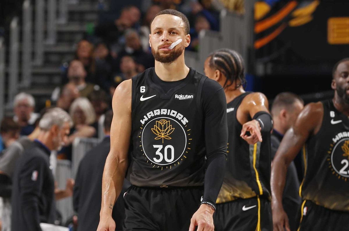 TheBayBR's tweet photo. O Golden State Warriors vai jogar com seu uniforme preto hoje a noite.

Apelido na gringa de "Symbiose Curry", em referência ao vírus do personagem Venom, essa é uma das skins mais marcantes do 30.

Hoje é dia. https://t.co/ljK6q09CsO