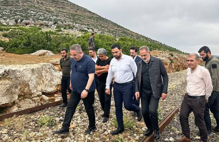 عقد مسؤولون من سوريا وتركيا اجتماعًا في مدينة حلب لمتابعة جهود إعادة تشغيل الخط الحديدي بين غازي عنتاب وحلب، وهو ثالث اجتماع من نوعه خلال شهرين.