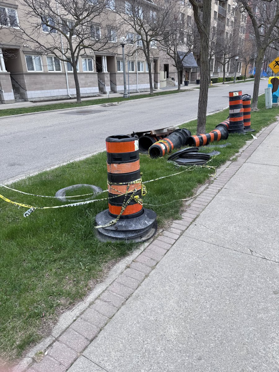 atmarais's tweet photo. @311Toronto this has been on the grass for about 9 months. Wondering when it will be removed? Not being used for anything. Thanks. https://t.co/F7GbUzcKwq