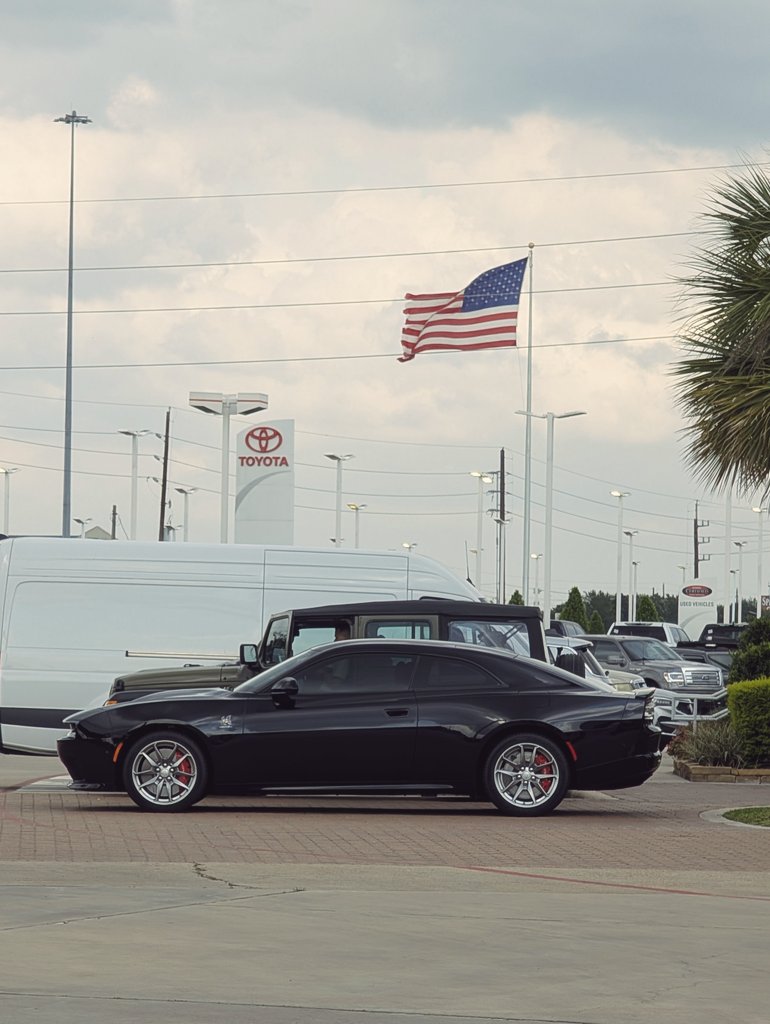 Возил Jeep на замену масла (забавно, что замену масла просят делать те же каждые 10k миль независимости сколько на EV проехал и сколько на бензине) и заодно посидел в Dodge Charger EV. Крупный машин однако, места внутри дофига для купе, багажник огромнейший, много картошки