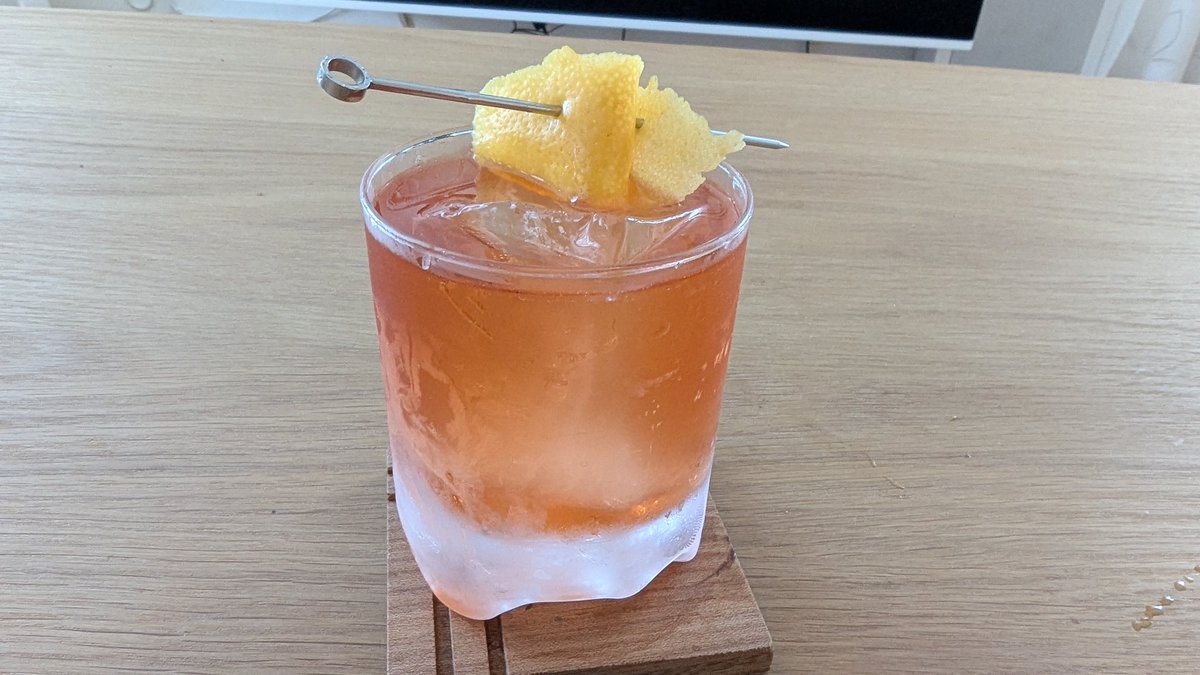 För mig en ny fredagscocktail, en Oaxaca Old Fashioned. 🍸
Första gången jag smakat Mescal också, den hade ju lite speciell smakprofil...