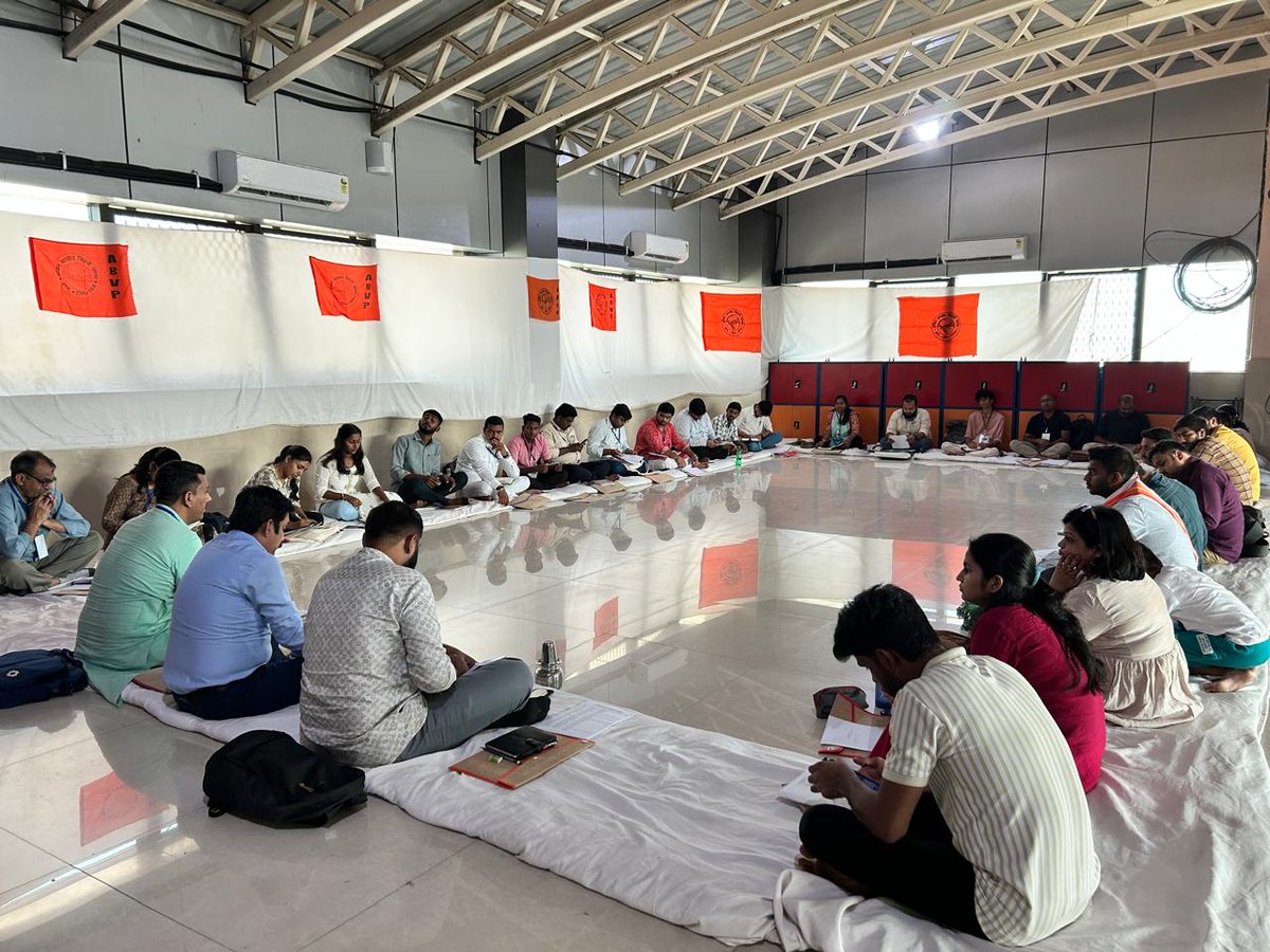 २ ते ४ मे २०२५ दरम्यान होणाऱ्या ABVP कोंकण प्रांत समीक्षा योजना बैठकीची औपचारिक सुरुवात आज झाली. दीप प्रज्वलन करून उद्घाटन प्रांत अध्यक्ष प्रा. श्रीकांत दुदगीकर, प्रांत मंत्री श्री राहुल राजोरिया व संघटन मंत्री श्री नीरज चौधरकर यांनी केले.

#abvpkonkan #abvp