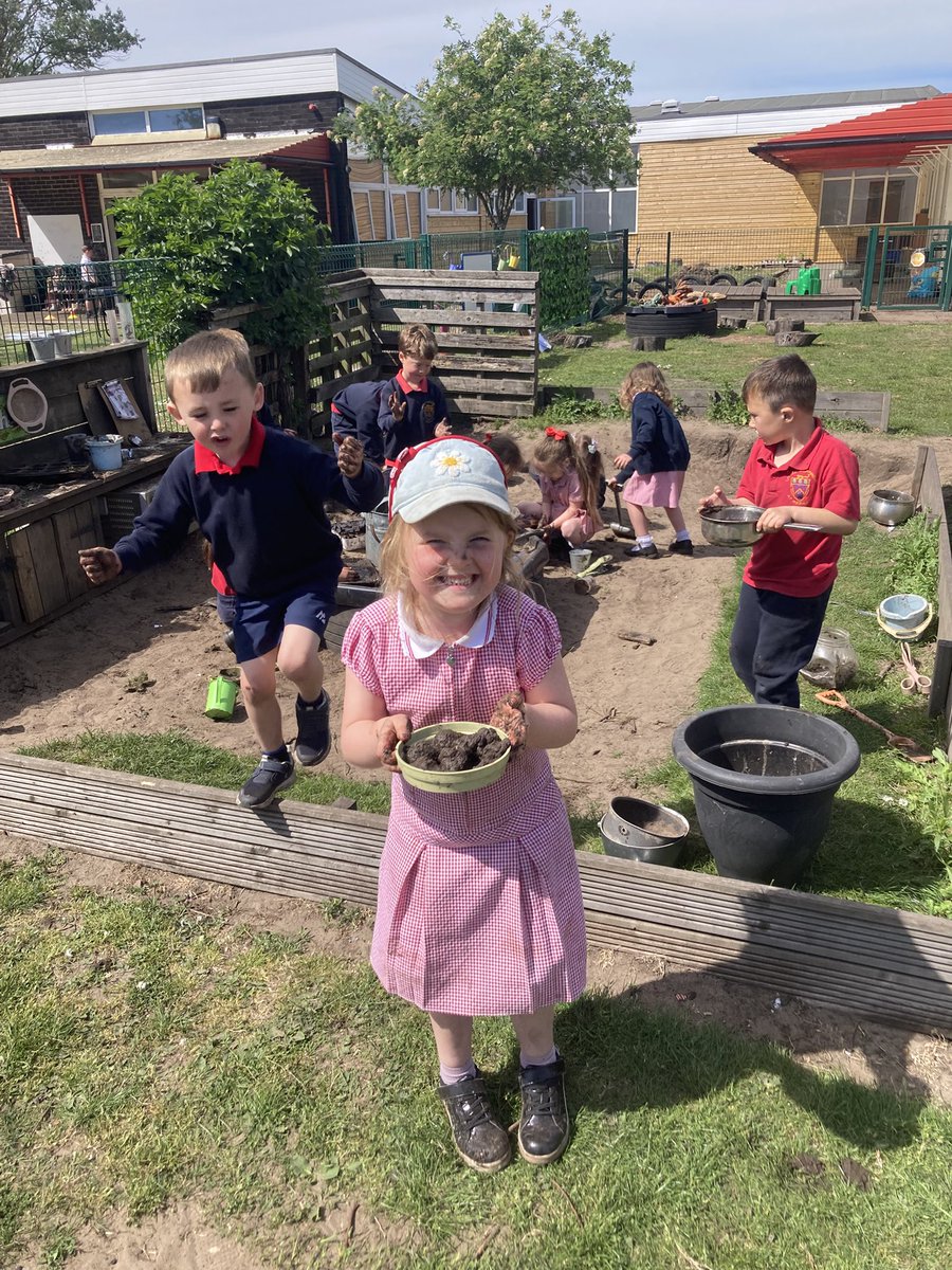 RedgateGardens1's tweet image. 🤎Mud mud glorious mud, what better way to spend our #ForestSchool session this afternoon making wildflower 🌸 seed balls in @recepredgate 🤎 #outdoorfun #FridayVibes #earlyyears