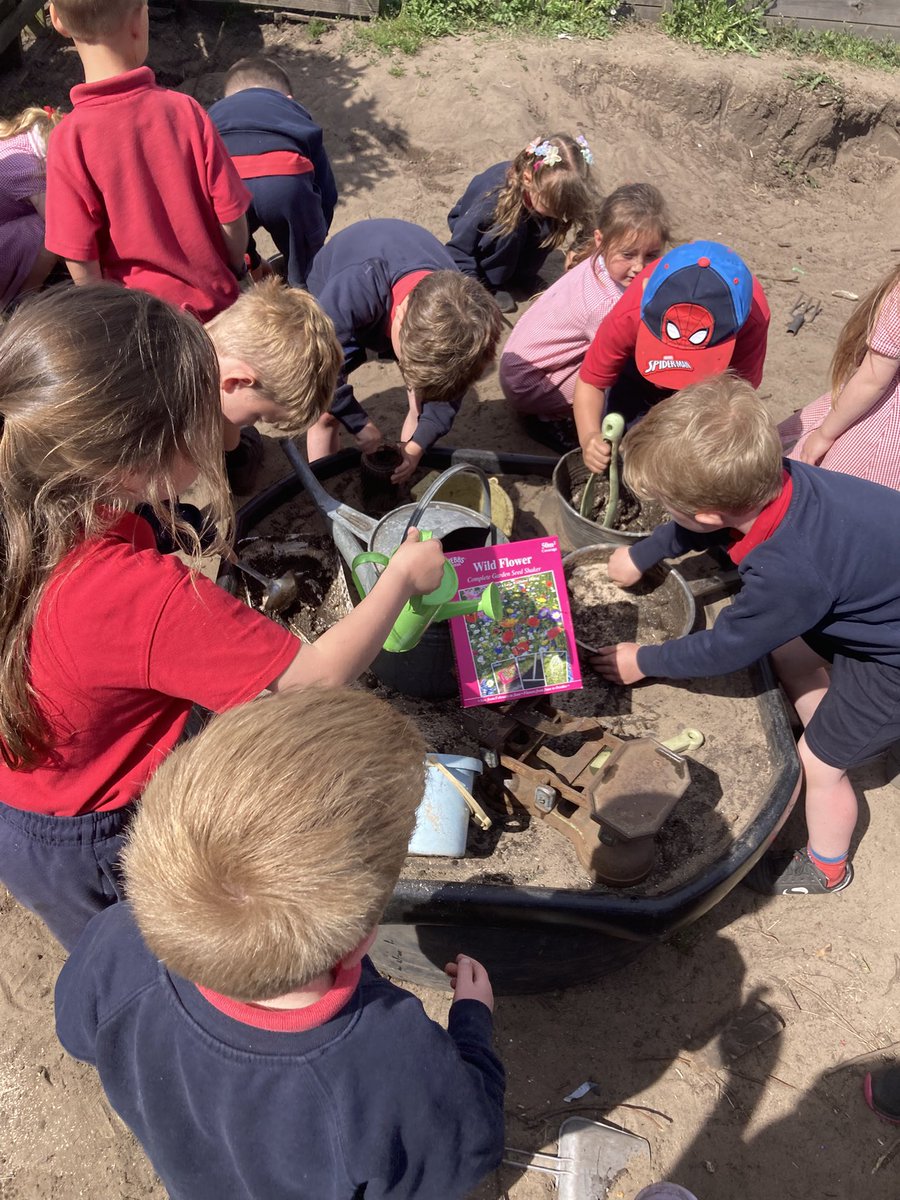 RedgateGardens1's tweet image. 🤎Mud mud glorious mud, what better way to spend our #ForestSchool session this afternoon making wildflower 🌸 seed balls in @recepredgate 🤎 #outdoorfun #FridayVibes #earlyyears