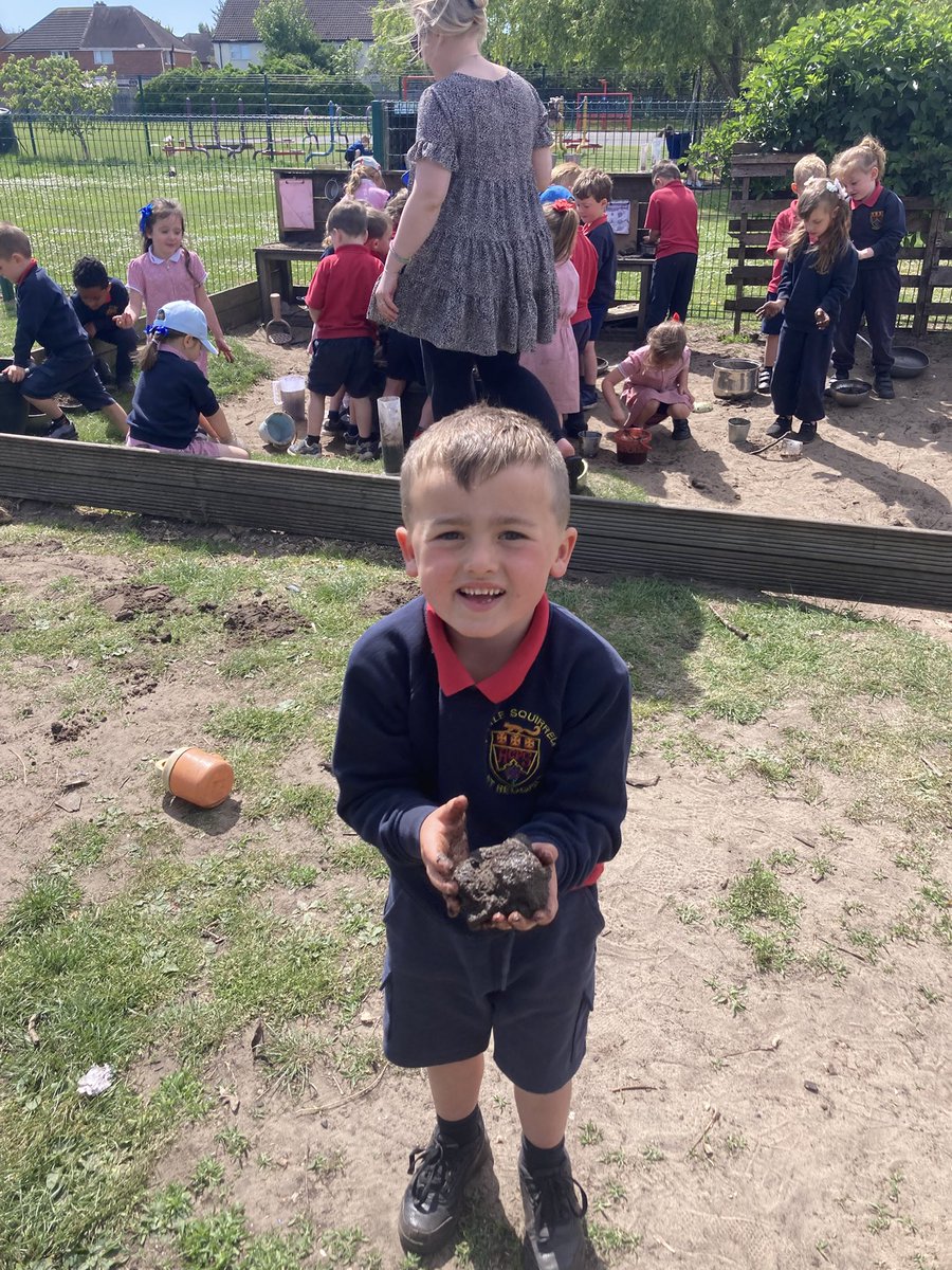 RedgateGardens1's tweet image. 🤎Mud mud glorious mud, what better way to spend our #ForestSchool session this afternoon making wildflower 🌸 seed balls in @recepredgate 🤎 #outdoorfun #FridayVibes #earlyyears