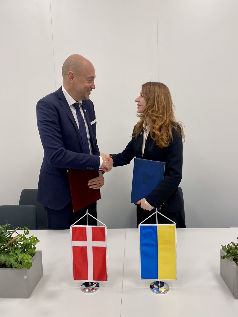 Dansk hjælp til ukrainsk drikkevand.
 
Det er ikke kun de ukrainske soldater, der står i skudlinjen i Ruslands invasionskrig.

Ukraines drikkevand er også mål for de russiske angreb.
Ifølge Ukrainske kilder er 744 vandfaciliteter ødelagt siden krigens begyndelse.
 
Det er