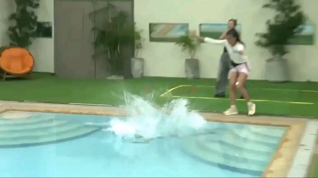 Nasa scene of the crime palagi si Shuvee HAHAHAHA

#PBBCollabNightOut