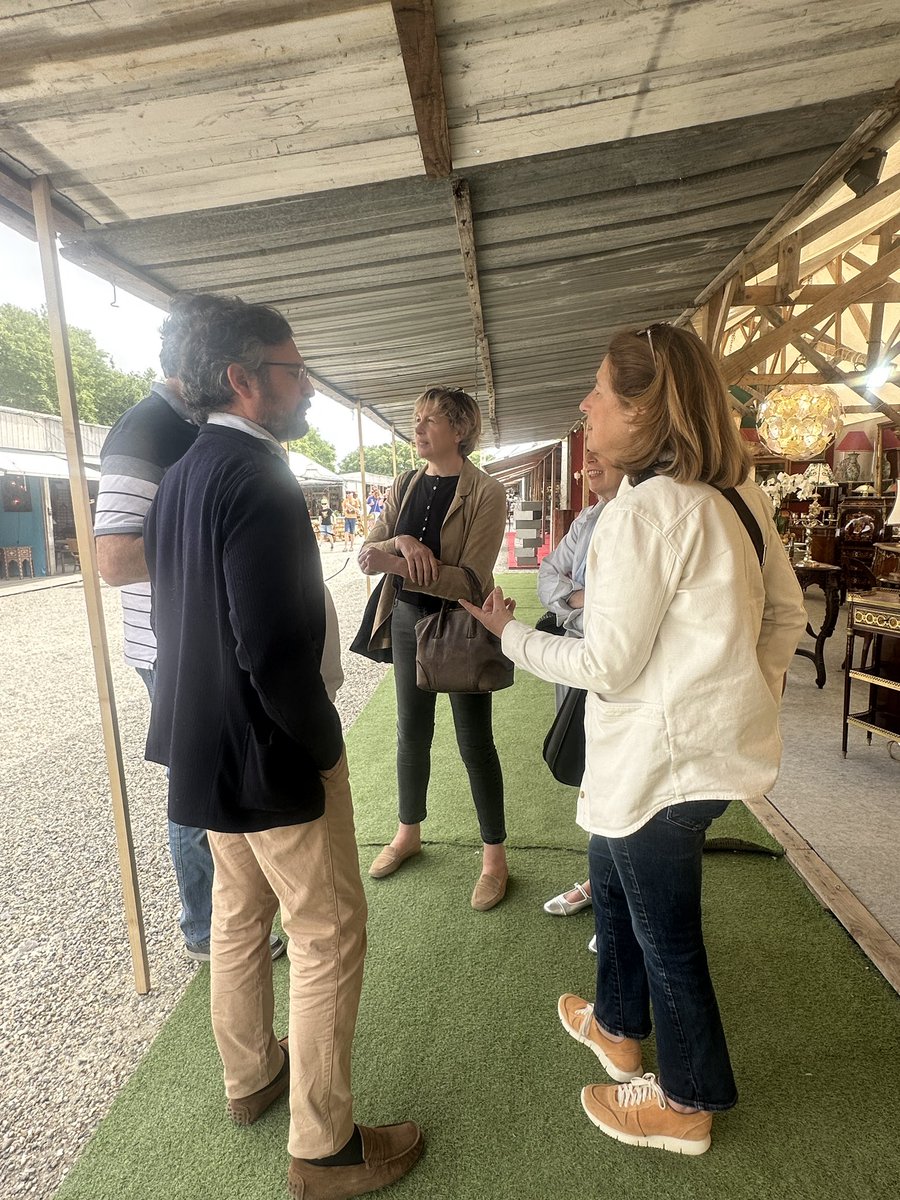 n_delattre's tweet photo. Ce matin à la brocante des Quinconces, échanges avec des brocanteurs inquiets des difficultés d’accès au centre-ville pour leurs clients. Piétonnisation, travaux en cours menacent leur activité. Préservons nos commerces en trouvant un équilibre entre attractivité &amp; accessibilité. https://t.co/MthAmi4LoT