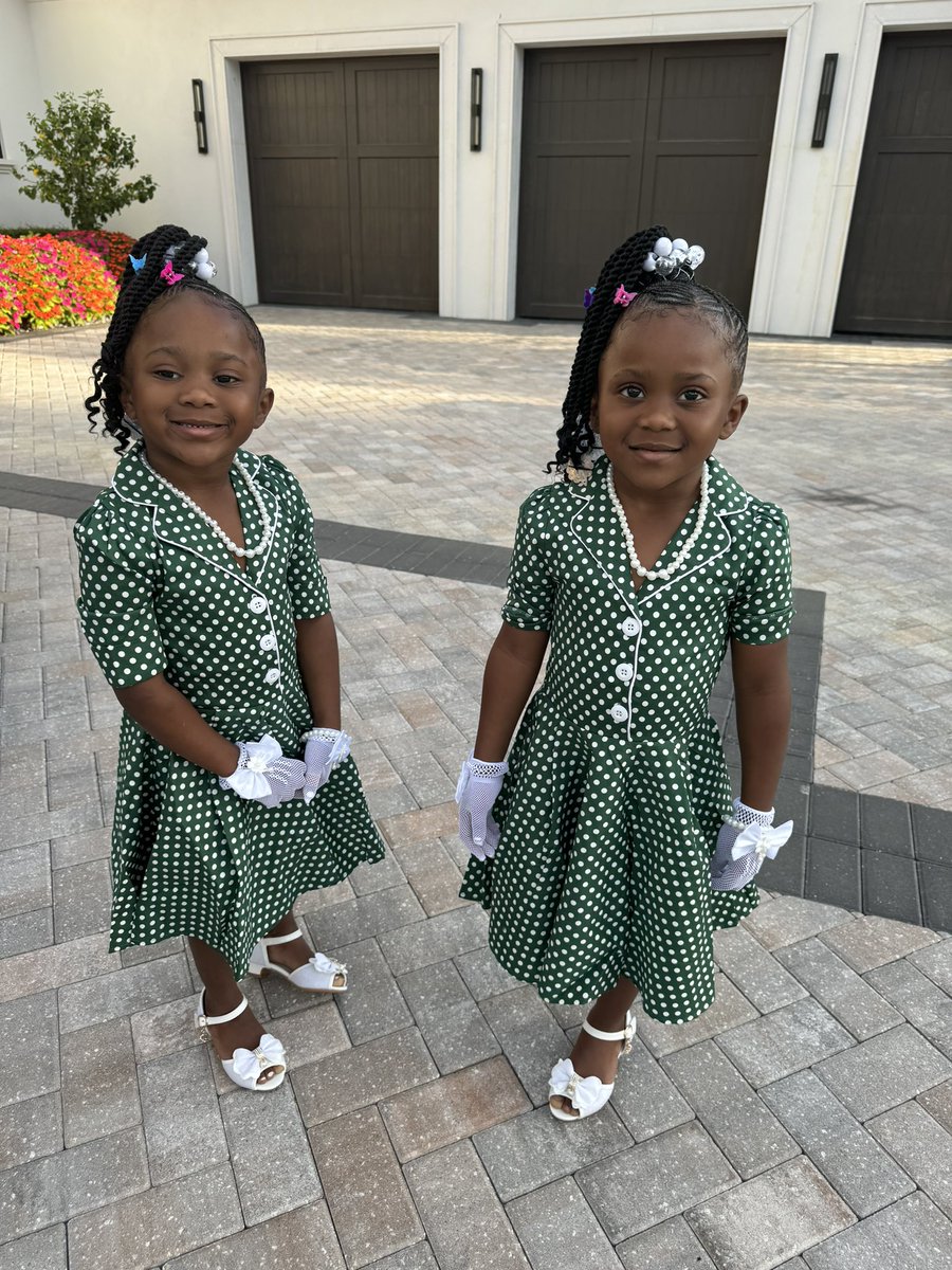 ThePrettiestDee's tweet photo. My girls 🥰🥰🥰 🫖 party at school https://t.co/WuqaOpFcVs