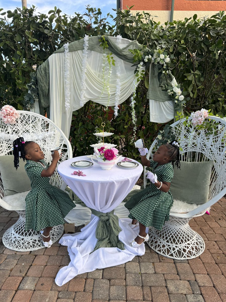 ThePrettiestDee's tweet photo. My girls 🥰🥰🥰 🫖 party at school https://t.co/WuqaOpFcVs