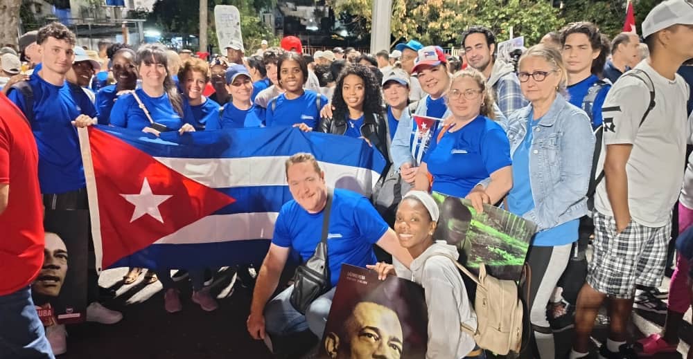 isisap's tweet photo. Este #1roMayo los comunicadores presentes #PorCubaJuntosCreamos https://t.co/lJCvkmVq6c