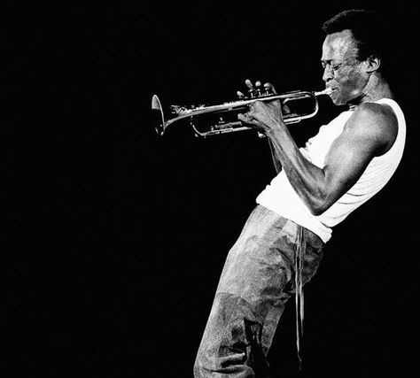 5月26日はマイルス・デイヴィスの誕生日！

マイルス、窓の外の鳥の鳴き声が聞こえるか？
モッキンバードさ。
他の鳥の鳴き声はなんでも真似るが、
自分の鳴き声がないんだ。
あんなふうになるなよ。
──父、マイルス・デイヴィス2世
#MilesDavis