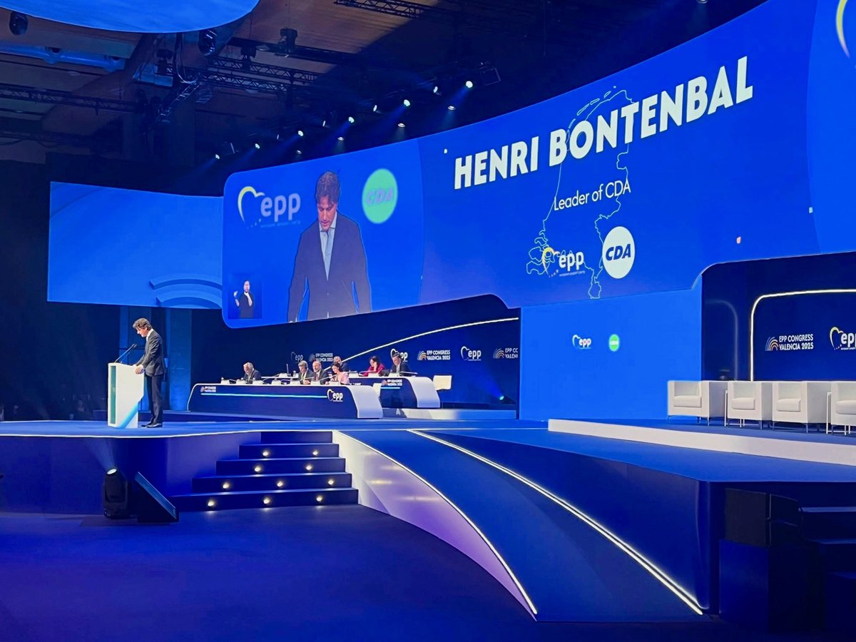 Frank S. Visser (@frankvisser1987) on Twitter photo Bij het <a href="/EPP/">EPP</a>-congres sprak <a href="/cdavandaag/">CDA</a> <a href="/HenriBontenbal/">Henri Bontenbal</a>: βTegenover onfatsoen plaatsen wij fatsoen. Tegenover populisme plaatsen wij een beter alternatief.β Dit is onze inzet als christendemocraten, op vele plekken in ons land en daarbuiten. Voor een betere (leef)wereld. πππ»π Bij het <a href="/EPP/">EPP</a>-congres sprak <a href="/cdavandaag/">CDA</a> <a href="/HenriBontenbal/">Henri Bontenbal</a>: βTegenover onfatsoen plaatsen wij fatsoen. Tegenover populisme plaatsen wij een beter alternatief.β Dit is onze inzet als christendemocraten, op vele plekken in ons land en daarbuiten. Voor een betere (leef)wereld. πππ»π