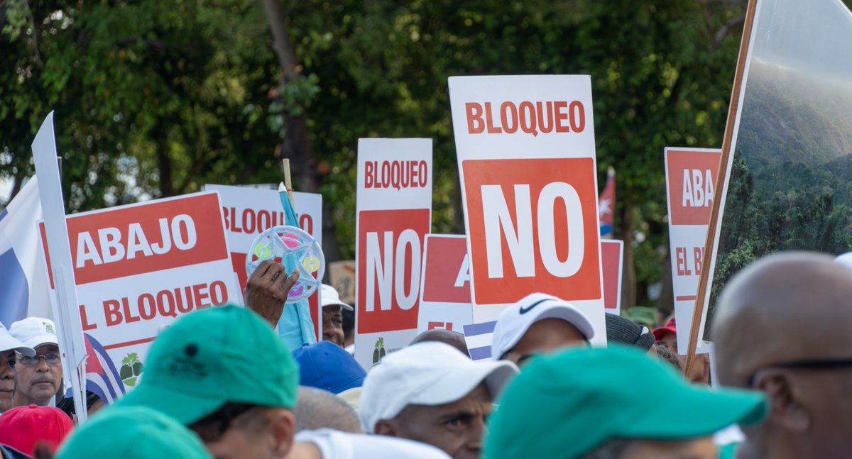 #1roDeMayo en #Cuba 🇨🇺: millones de voces unidas contra el injusto bloqueo a nuestro pueblo.

Una jornada histórica donde obreros, estudiantes y familias demostraron que ni presiones ni mentiras quebrarán nuestra invencible arma: la unidad.

#TumbaElBloqueo
#PorCubaJuntosCreamos