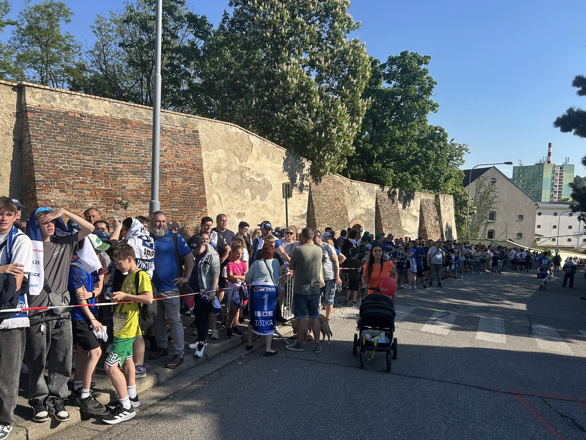 Asi 400 metrů dlouhá fronta, a hodiny čekání - fanoušci hokejové Komety si přišly do brněnského pivovaru pro podpis od hokejových mistrů. Hráči a členové realizačního týmu podepisují šály, puky i speciální podpisové karty. #Brno
