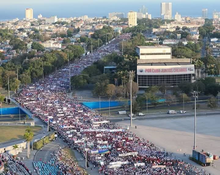 Mujeres_Revoluc's tweet photo. Aún resuenan los ecos de la magestuosa marcha por el #1Mayo y repaso por qué marchamos.

Marchamos por el pasado héroe que nos formó, por el presente de batallas y victorias, por el futuro que nos sonríe y viste nuestros oficios.

Marchamos porque somos cubanos soberanos. https://t.co/pqlY1f1lsB