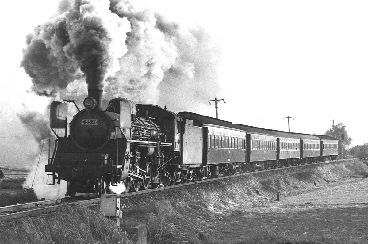 C50110123's tweet photo. 筑豊本線・冷水峠にて（1970. 03. 08）：この日は筑前山家に投宿し、翌日も冷水峠へ出かけることにしました。峠からバスで家前の駅まで戻った時は黄昏時でしたが、駅周辺で峠に挑む列車を2本撮影して、宿へ入りました。その1本、C5546号機に牽く普通旅客列車の続編です。 https://t.co/Wsl3b7evO0