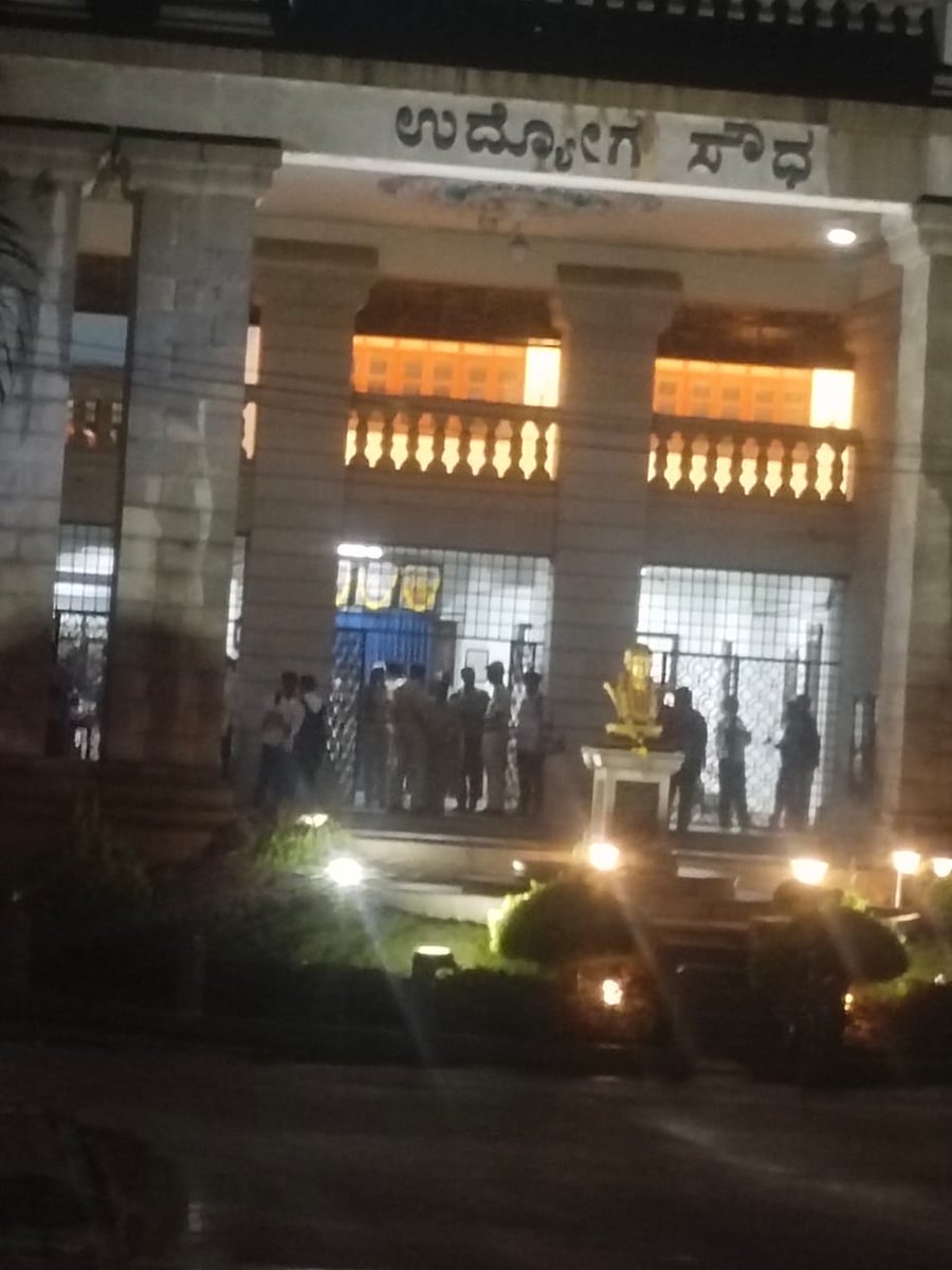 manjunathn2's tweet photo. ನಾಳೆಯಿಂದ ಆರಂಭವಾಗುವ ಕೆಎಎಸ್ ಮುಖ್ಯ ಪರೀಕ್ಷೆಯು ಕೆಪಿಎಸ್‌ಸಿ ನಡೆಸಿರುವ ಪರೀಕ್ಷೆಗಳಲ್ಲೇ ಕಪ್ಪು ಚುಕ್ಕೆಯ ಮತ್ತು ಧೀರ್ಘ ಕಾಲದವರೆಗೆ ನೆನಪಿನಲ್ಲಿ ಉಳಿಯುವ ಪರೀಕ್ಷೆ ಆಗಲಿದೆ.

ಪರೀಕ್ಷೆ ನಡೆಯುವ ಹಿಂದಿನ ದಿನ ಸಂಜೆ ಪರೀಕ್ಷೆಗೆ ಅರ್ಜಿ ಸಲ್ಲಿಸಿ ಹಾಲ್ ಟಿಕೆಟ್ ಪಡೆದು ಬೆಳಗ್ಗೆ ಪರೀಕ್ಷೆ ಬರೆಯುವುದು! ಎಂತಹ ಪರಿಸ್ಥಿತಿ ಸೃಷ್ಟಿಯಾಗಿದೆ #KPSC https://t.co/HBHsA1sjhw