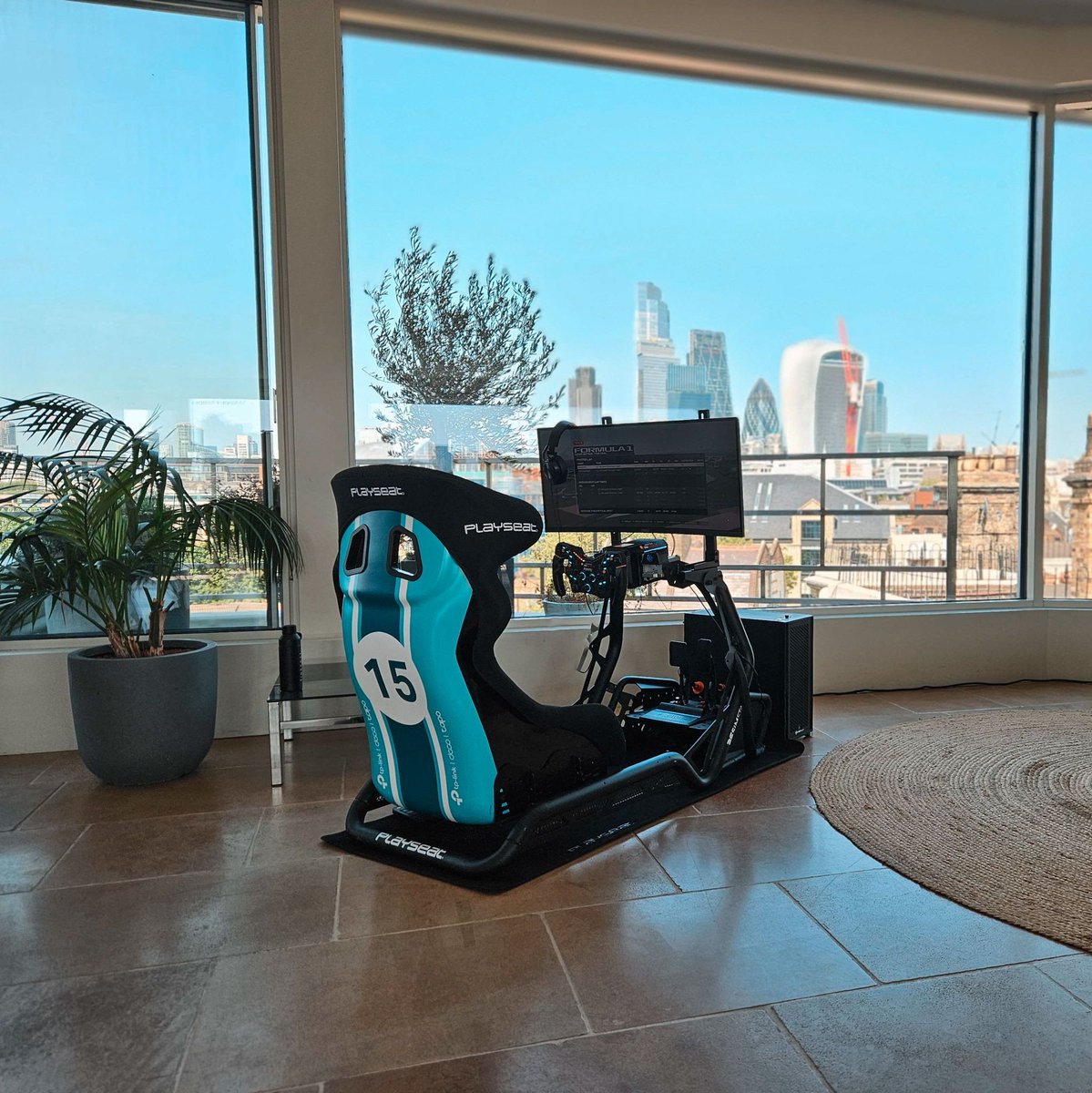 We were happy to provide a racing sim for TP Link’s exclusive event with their press and media partners this week. The "London Flat" setup showcased their latest products — and the views were stunning! <a href="/PlayseatGlobal/">Playseat®</a> <a href="/AsetekSimSports/">Asetek SimSports</a>

#SimRacing #VirtualRacing #RacingSimulation