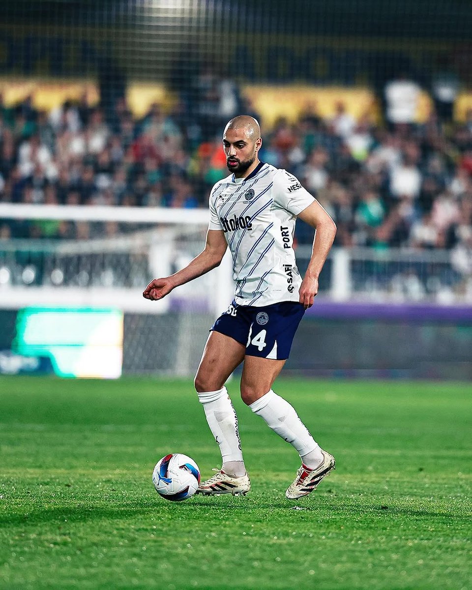 🚨 Fenerbahçe'de sakatlığı devam eden Saint-Maximin bugünkü antrenmanda da yer almadı. Sofyan Amrabat ise bireysel olarak salonda çalıştı. Maximin'in Beşiktaş derbisinde oynama ihtimali düşük. Yarın akşam saat 17.00'deki son idmanla beraber iki oyuncunun durumu da kesinleşir.