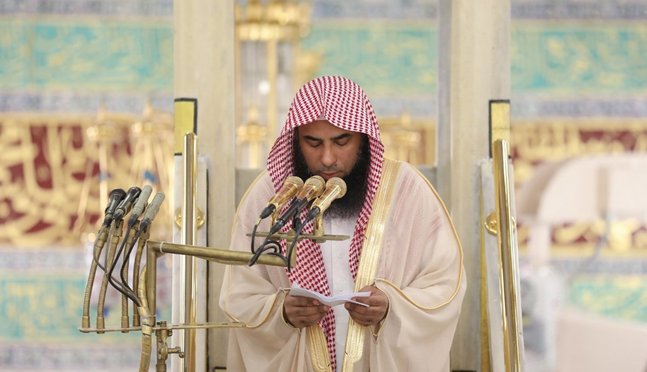 SaudiNewsFR's tweet photo. L'Imam et orateur de la mosquée Prophétique d'Al #Madinah 🕌, le Cheikh Dr Salah Al-Budair durant le sermon de ce vendredi:

« ... Les gens les plus misérables, les plus malheureux et qui chutent, sont ceux qui sont le plus préoccupés par des choses qui ne les concernent pas. » https://t.co/JVLaAjaEG8