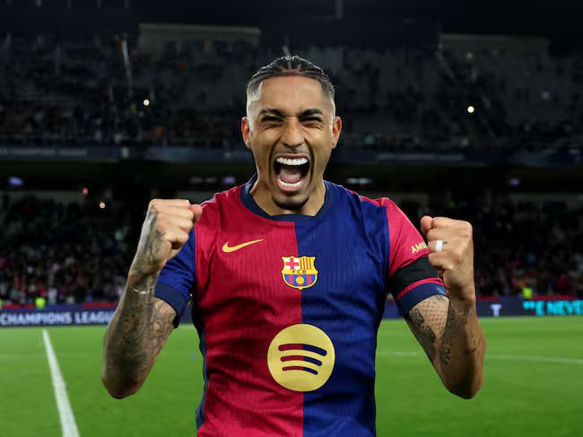 Jijantes FC (@jijantesfc) on Twitter photo ‼️ Cumbre para avanzar en la renovación de Raphinha ‼️
Deco se reúne con su agente para sentar las bases de la renovación del jugador brasileño.
El Barça, encantado con el rendimiento y la actitud del extremo.
Negociaciones aún en fase inicial.
ℹ️ <a href="/monfortcarlos/">Carlos Monfort</a> ‼️ Cumbre para avanzar en la renovación de Raphinha ‼️
Deco se reúne con su agente para sentar las bases de la renovación del jugador brasileño.
El Barça, encantado con el rendimiento y la actitud del extremo.
Negociaciones aún en fase inicial.
ℹ️ <a href="/monfortcarlos/">Carlos Monfort</a>
