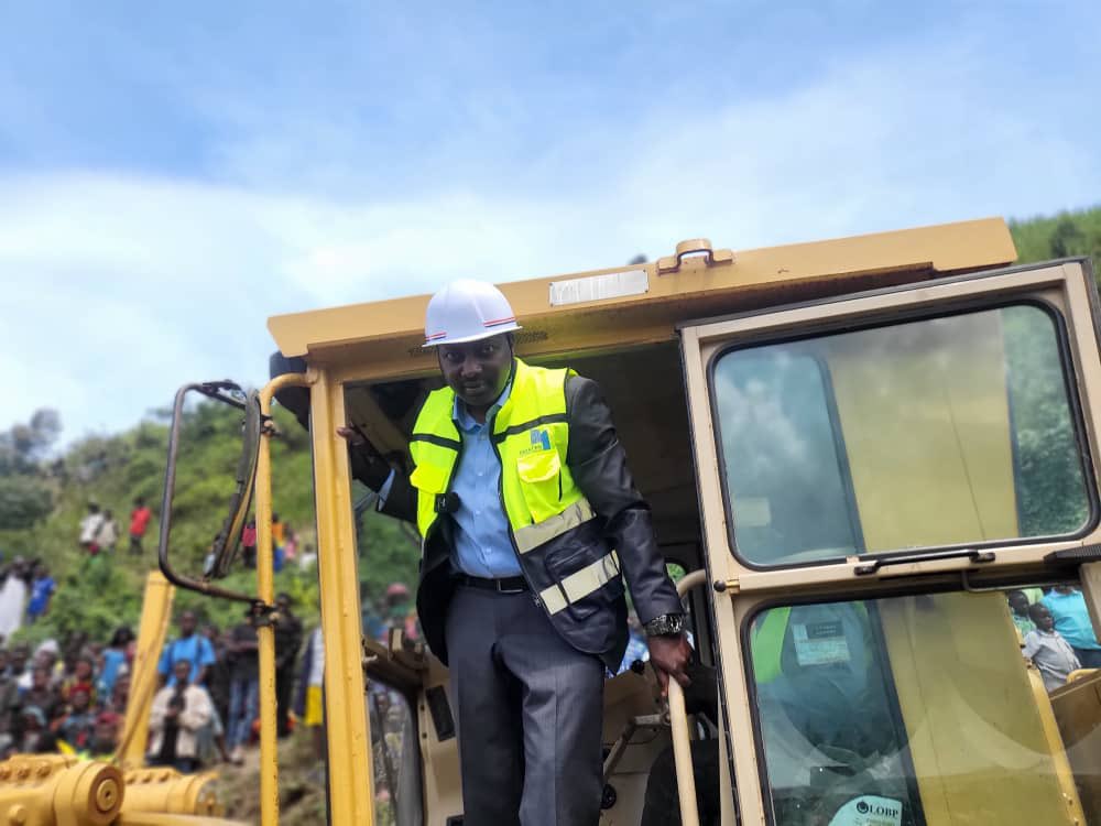 Katsuva_R's tweet photo. #RDC : AFC/M23 lance un ambitieux projet d'asphaltage de la route Sake-Masisi-Walikale. Un désenclavement qui, s'il est mené à bout, changera radicalement la vie en province avec une baisse des prix des denrées ! La première phase de 56Km est déjà entamée. @RealManziWilly https://t.co/So8JEjh4D1