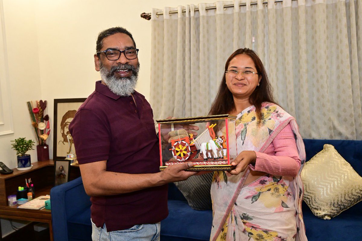 राज्य के माननीय मुख्यमंत्री हेमंत सोरेन जी से आज उनके आवास पर मुलाकात हुई . झारखंड में विदेशी निवेश को लेकर CM हेमंत सोरेन जी के विदेश दौरा की हर तरफ चर्चा हो रही है.  मैंने भी तेलंगाना दौरा के क्रम में कृषि , पशुपालन , मत्स्य के क्षेत्र में भविष्य की संभावना से माननीय