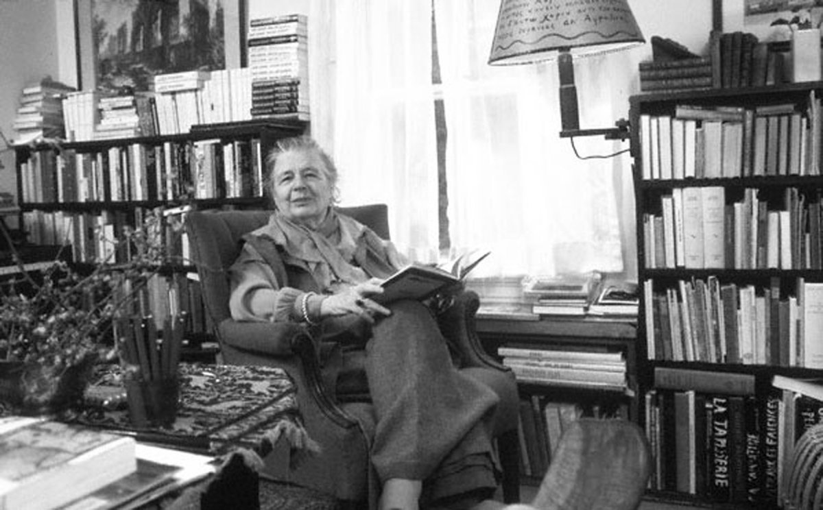 7559pr's tweet photo. « Mémoires d’Hadrien » de Marguerite #Yourcenar transcende en effet, @RauxJF, la simple chronique impériale pour s’immerger dans l’âme tourmentée et lumineuse d’#Hadrien. A la manière de #GustaveFlaubert, il évoque une Antiquité nimbée de nostalgie. Le texte tisse une méditation profonde sur le pouvoir, l’amour et la quête de sens. Au fil des pages, l’empereur se dévoile avec une intimité rare : son amour pour Antinoüs, d’une intensité presque sacrée, imprègne ses souvenirs, liant les éclats de sa gloire militaire aux moments de contemplation où il s’adonne à la #poésie et à la réflexion. Cet amour, loin d’être une anecdote, devient une clé pour comprendre l’homme, mais ne l’éclipse pas : Hadrien reste l’architecte d’un Empire, un stratège des champs de bataille, un penseur épris d’harmonie. Ses réflexions philosophiques, adressées comme un legs spirituel à #MarcAurèle, son petit-fils adoptif et futur successeur, révèlent un empereur conscient de sa mortalité, cherchant à transmettre non seulement un trône, mais une vision de l’humanité. Ainsi, ce portrait, d’une mélancolie poignante, invite à découvrir l’homme derrière la couronne, dans toute sa complexité et sa grandeur.