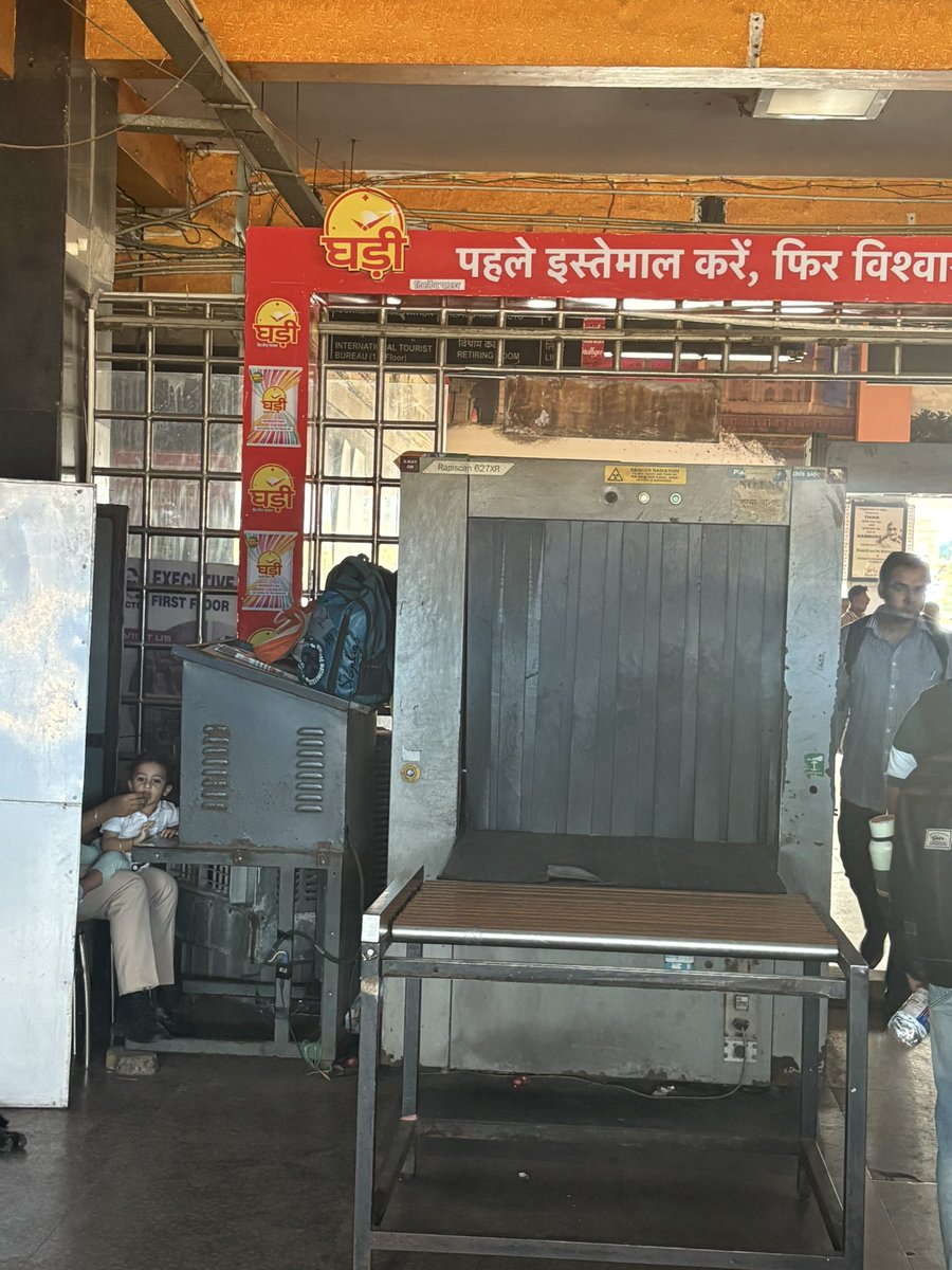 Vasantvartak's tweet photo. @RailMinIndia it’s shocking to see how railway police takes things so lightly . The entrance if station there is no personnel nor any other scanning . It’s really shocking more that when I complained the station master he shrugged me off . @AshwiniVaishnaw https://t.co/Ho0bCuwAfP