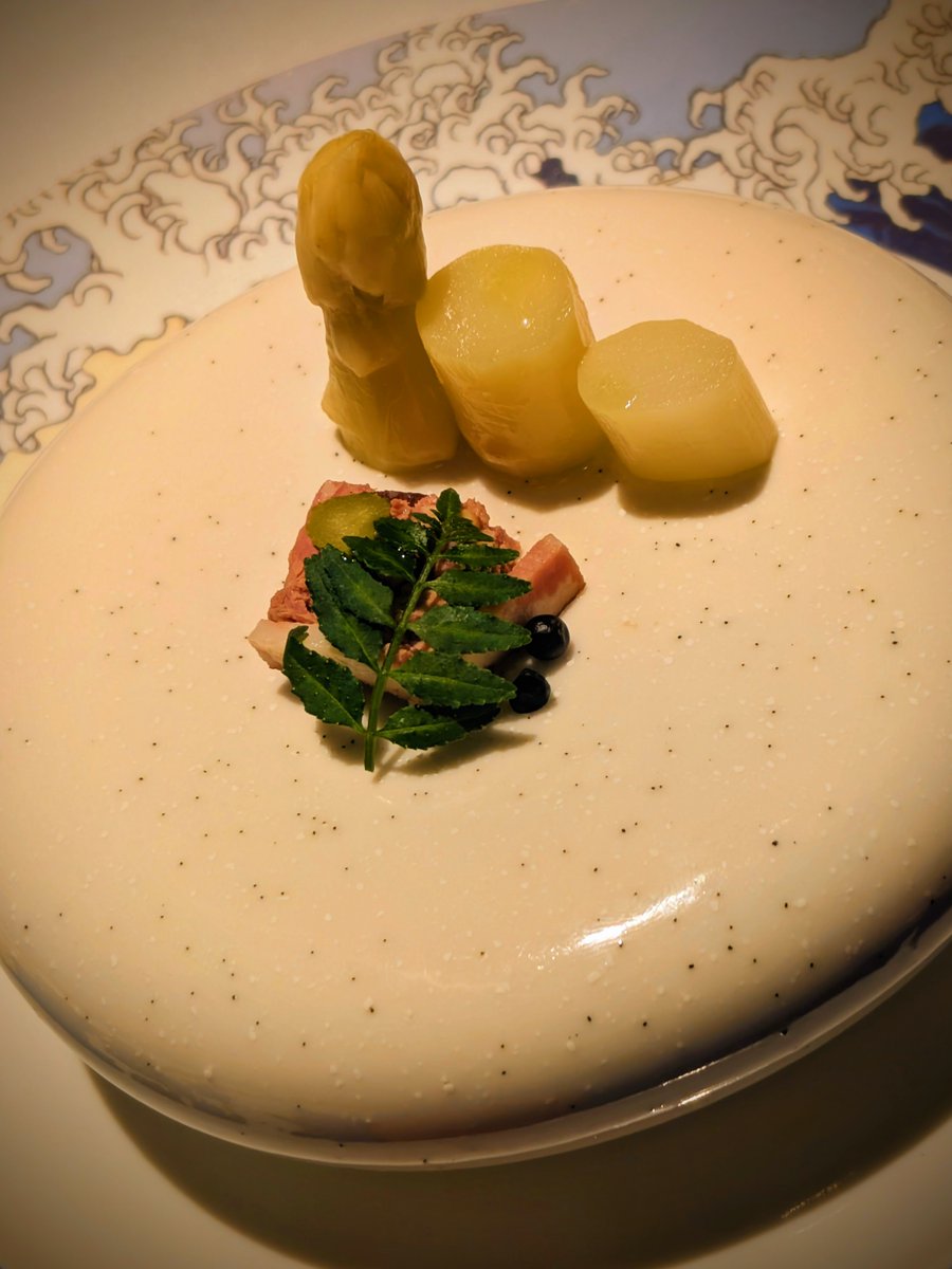 今日の一品
丸の内　SAMURAI dos Premium Steak House　より
朝もぎホワイトアスパラガス
猪肉とマグレ鴨のパテ

マグレ鴨と猪肉の独特な香りが交わった
面白いお料理でした♪

#グルメ #ステーキ #ニューハーフ好きと繋がりたい