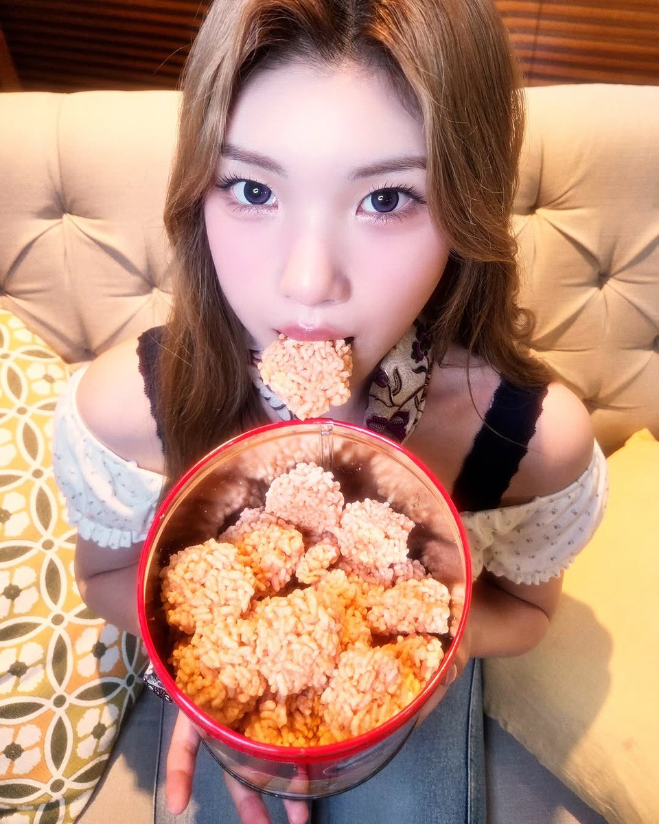 Aku makan rengginang—and yes, it’s crispy, crunchy, and 100% addictive. This isn’t just a snack, it’s a whole vibe straight from Indonesia!
It’s that OG traditional treat made from sticky rice, sun-dried to perfection, then deep-fried until golden and glorious.