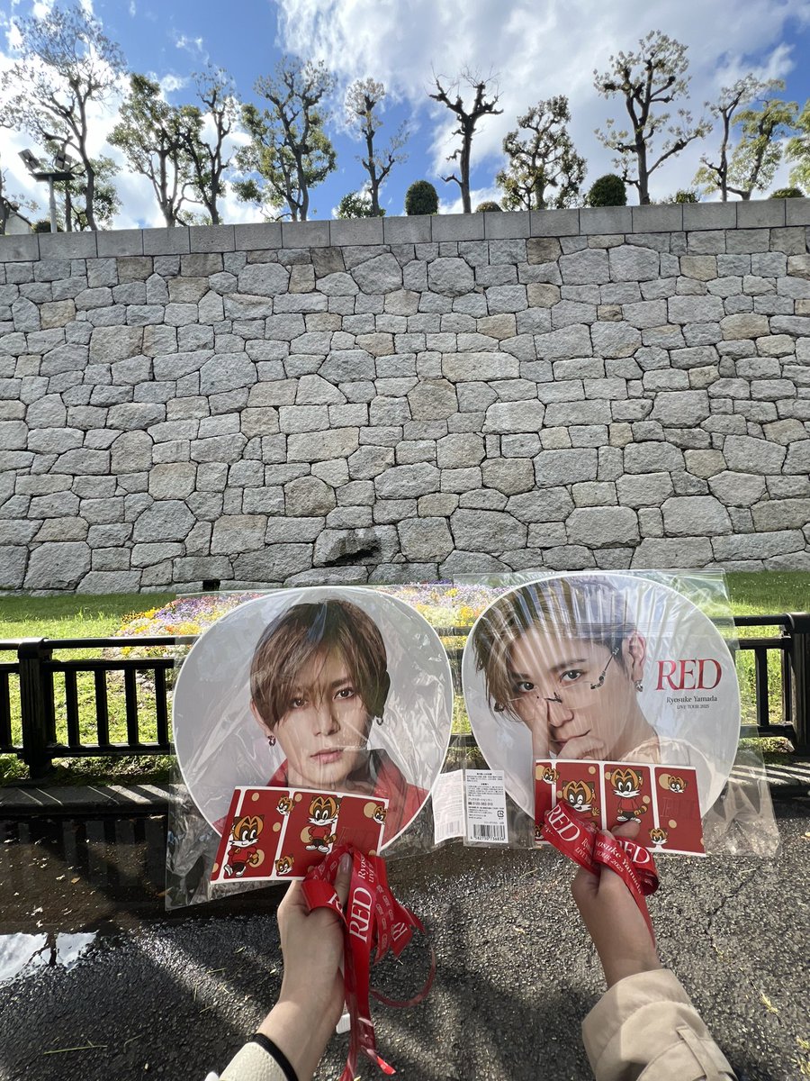 kenty31321's tweet photo. 山田くんのソロコン

自発光拝んできた。
顔がいいね☺️☺️
急遽前日の夜決まったけど行けてよかった
ありがとう💓
JUMPもしばらく行ってなかったから久々
トレンディングカードも
欲しかったのきて嬉しい☺️

 #RyosukeYamada_RED
#山田涼介 https://t.co/iazaN9e3YA