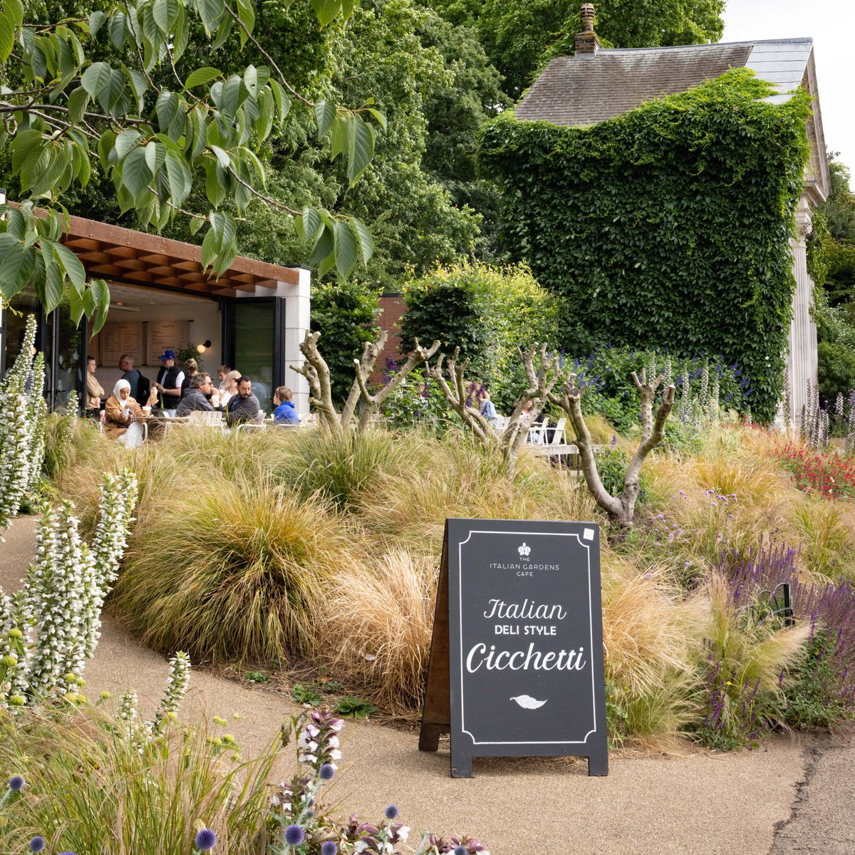 What are you doing this Bank Holiday? The sun's out. Pick up a bike at the end of our road &amp; cycle across Kensington Gardens &amp; Hyde Park.
Offers lasuitewest.com/offers/
#hotelsnearhydepark #vacationinlondon #kensingtongardens #maybankholiday #vedaycelebrations #cycleinlondon