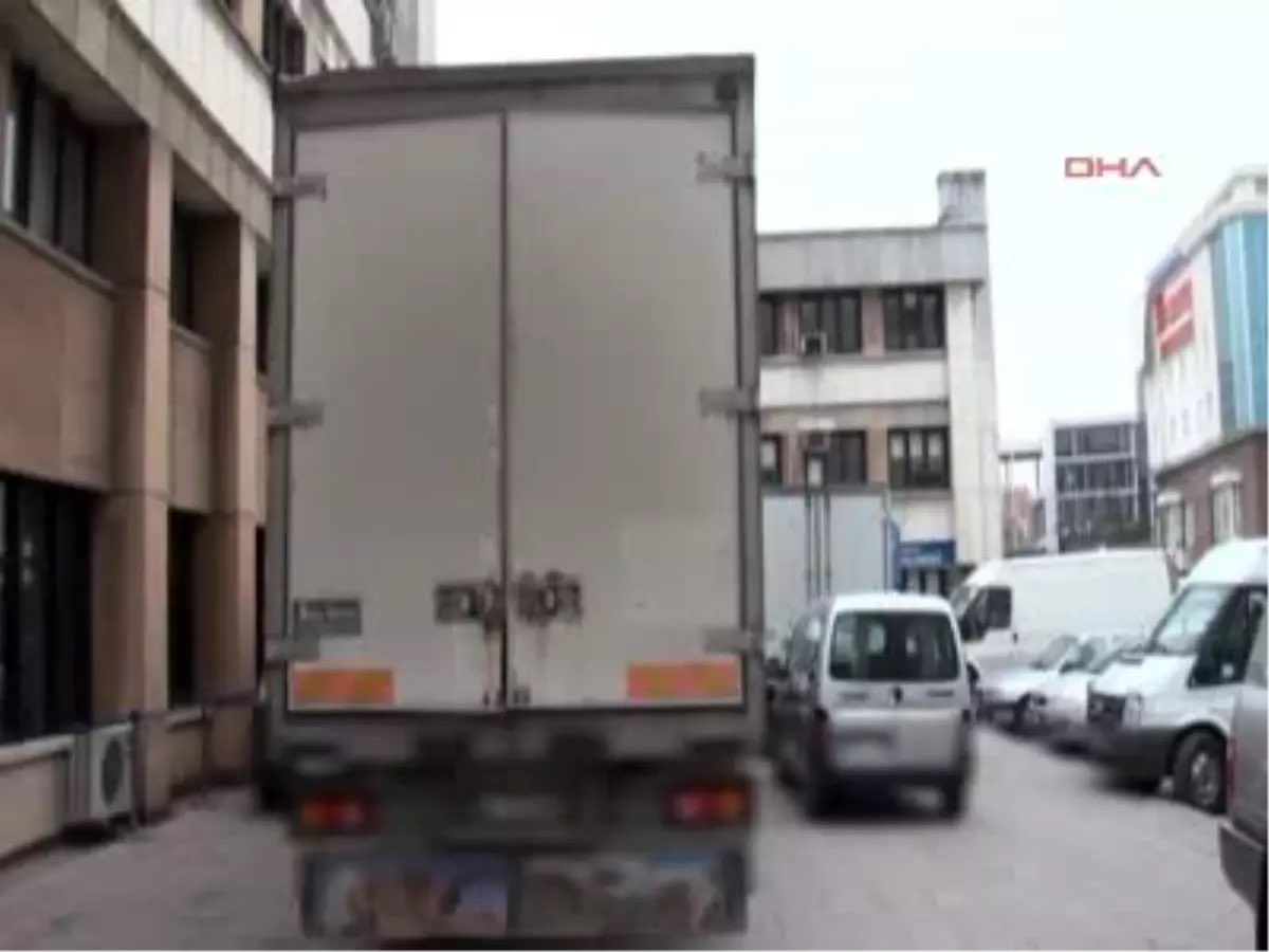 Esenler’de köpek mamaları arasında uyuşturucu yakalatan şüphelilerin emniyet sorgusunda "Eroini Hakkari'den köpek maması yüklü kamyonla İstanbul'a getirip, buradan da başka bir araca aktarılarak Avrupa'ya gönderilmek istediklerini" söyledikleri öğrenildi.